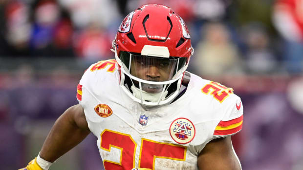 Chiefs running back Clyde Edwards-Helaire runs a play during a game.